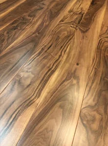 Отделка лестницы из металла американским орехом Отделка лестницы из металла орехом