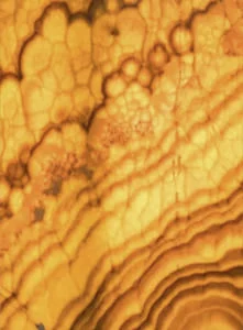 Отделка лестницы из металла натуральным ониксом Отделка лестницы из металла ониксом