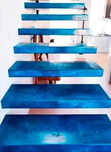 Облицовка металлической лестницы смолой Отделка металлической лестницы смолой