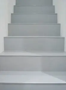 Облицовка лестницы смолой Отделка лестницы смолой