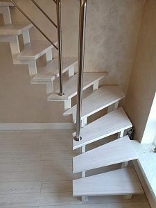 Пример лестницы на ломанных косоурах